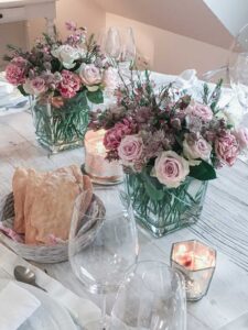 Table decoration with blush pink flowers | Eat Cook Dine